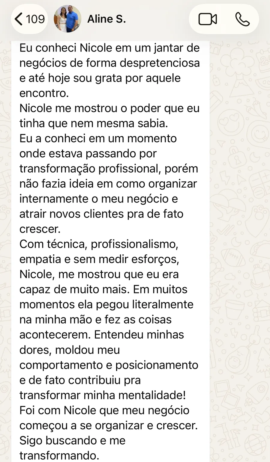 Mensagem de Aline: conheceu Nicole num momento de transformação profissional, sem saber organizar o negócio nem atrair clientes. Com técnica e empatia, Nicole moldou seu posicionamento e mentalidade, e foi com ela que o negócio começou a se organizar e crescer. Indica de olhos fechados.